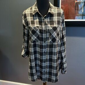 Doe + Rae black/white plaid flannel button front shirt.  Medium